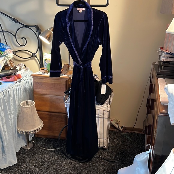 Oscar de la Renta Intimates & Sleepwear Nwt Blue Velvet Robe Poshmark